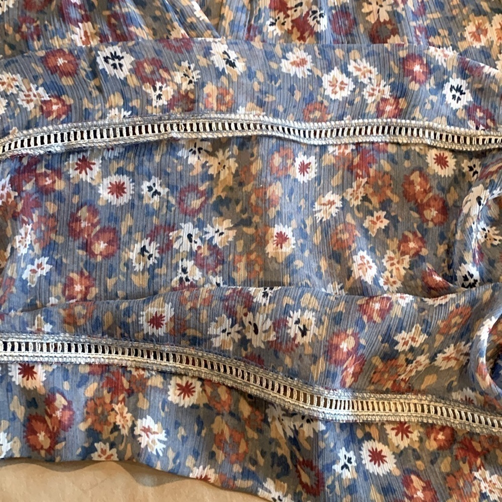 NWOT - Staring At Stars Sheer Flowy Blue Floral V-neck Blouse Size Small - Picture 13 of 15